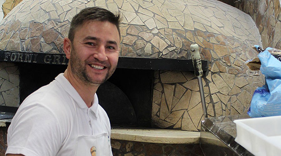 El arte de los ‘pizzaioli’ napolitanos esta en Luna Rossa y se llama Cristian Ogea