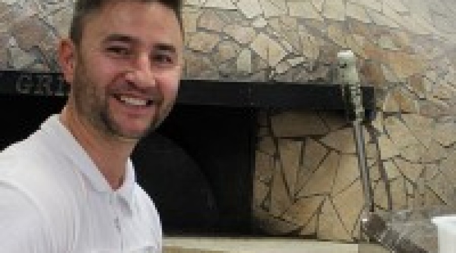 EL ARTE DE LOS "PIZZAIOLI" NAPOLITANOS ESTA EN LUNA ROSSA Y SE LAMA CRISTIAN OGEA