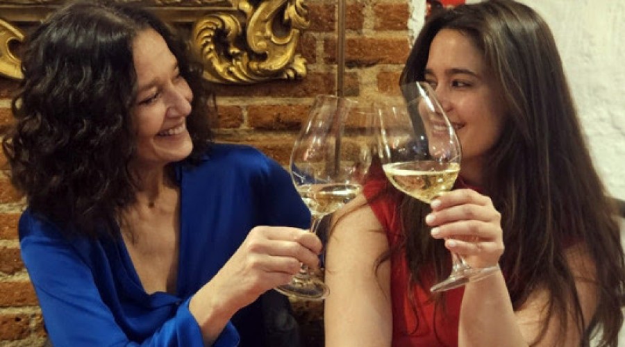 UN BRINDIS CON VINO ITALIANO EN EL DÍA DE LA MADRE