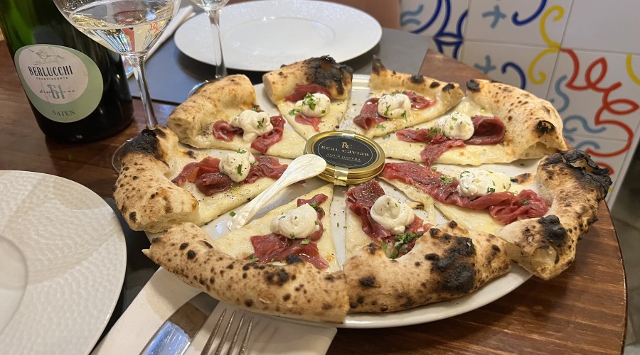 Noche de Lujo en Luna Rossa: pizza , caviar y Franciacorta.